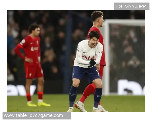 足球球员因不满判罚情绪失控与裁判发生冲突引发广泛争议